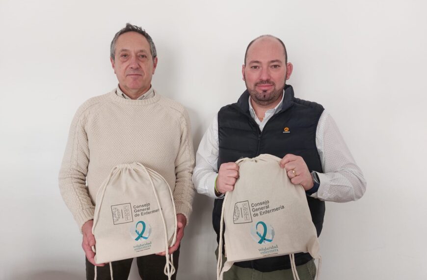 El Consejo General de Enfermería y el Colegio de Enfermería de León entregan 16 kits de higiene y ropa térmica a Cruz Roja